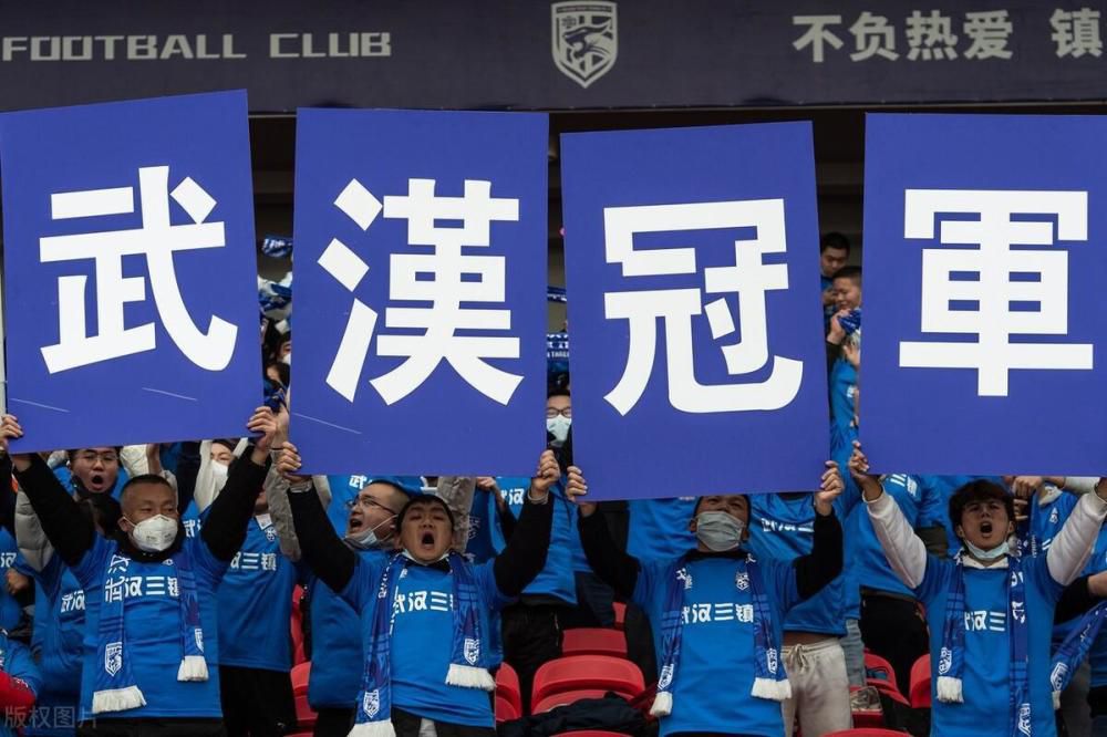 曾出演过《琅琊榜》、《画江湖之不良人》等多部热门剧集的季晨此番一反痴情形象，在影片中扮演风流倜傥的网络作家;双月天，曾在《笔仙惊魂3》、《夜闯寡妇村》中有过精彩表现、被网友称为;尖叫女王的郭艳则再度发力，扮演神秘的主播助理思思，与男主角上演了一段隐秘而疯狂的恋情